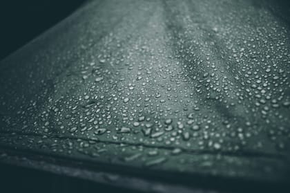How Oilskin and Waxed Canvas Behave in Rain