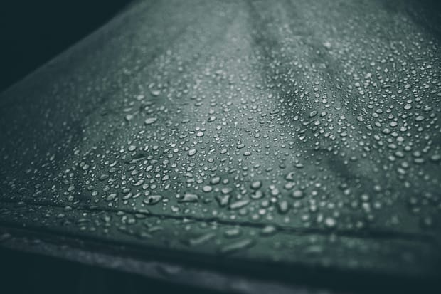 How Oilskin and Waxed Canvas Behave in Rain